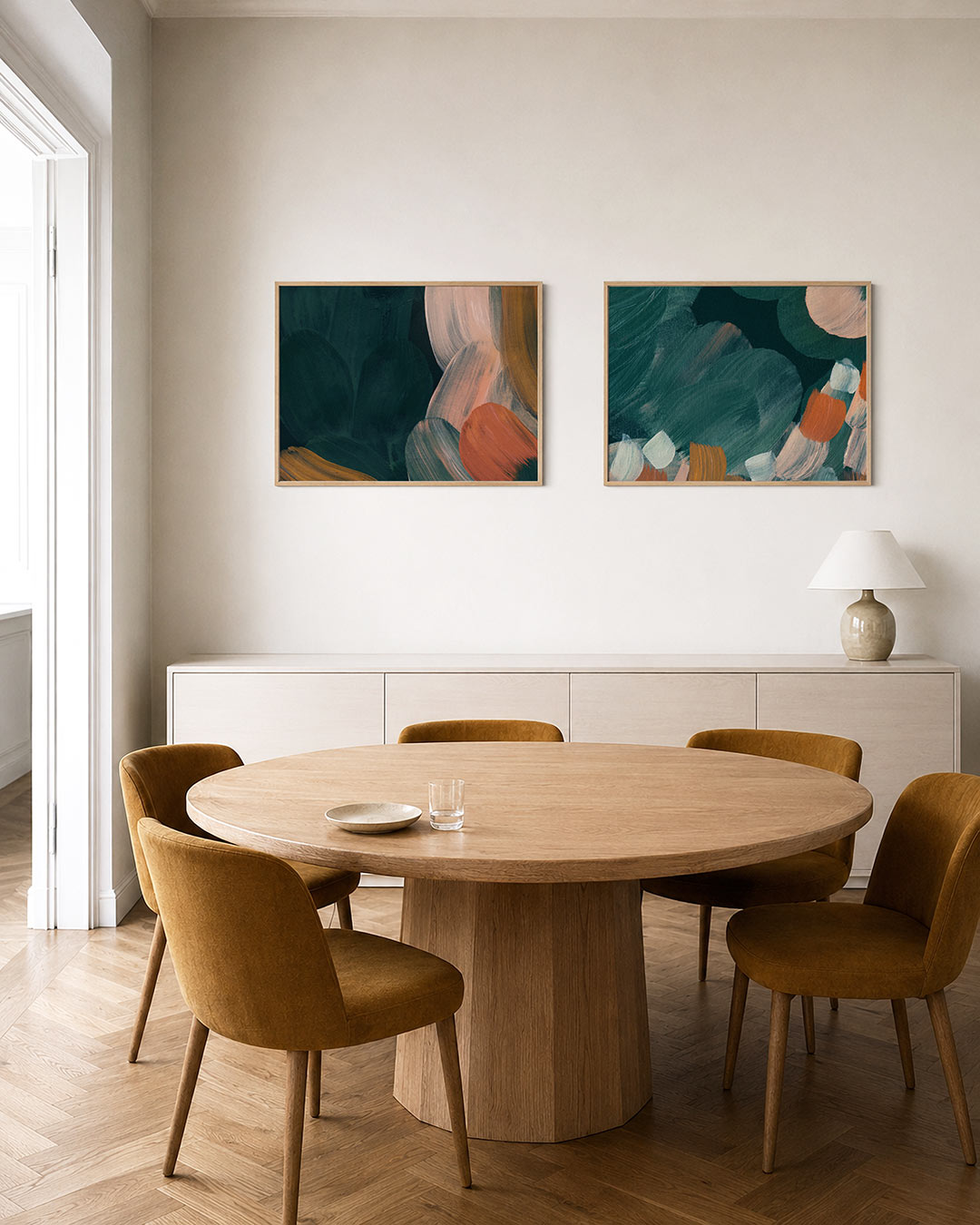Twee liggende posters met vloeiende penseelstreken in warme tinten, aan de muur in een interieur