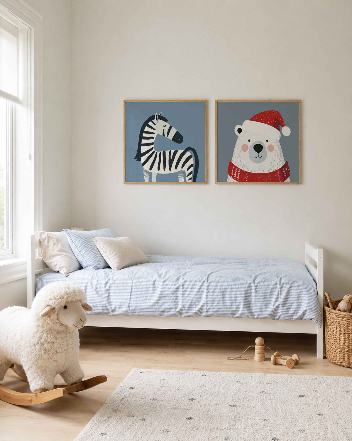 Interieurpresentatie van een tweedelige vierkante posterset met zebra en kerstbeer
