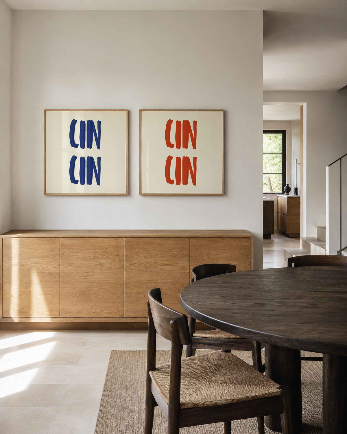 Interieurpresentatie van een tweedelige vierkante posterset met blauwe en rode penseelstreken