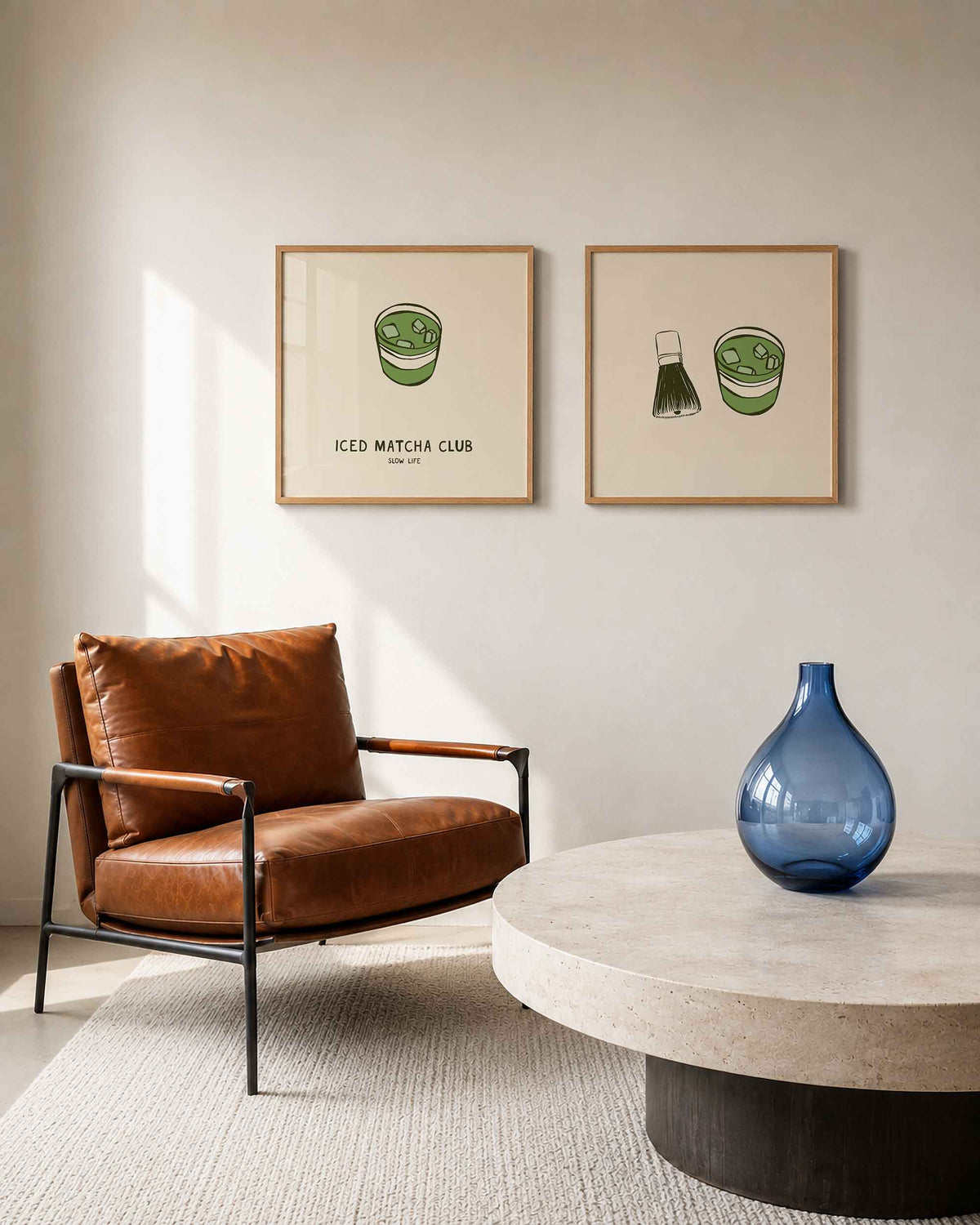 Interieurpresentatie van een tweedelige vierkante posterset met matcha en klopper