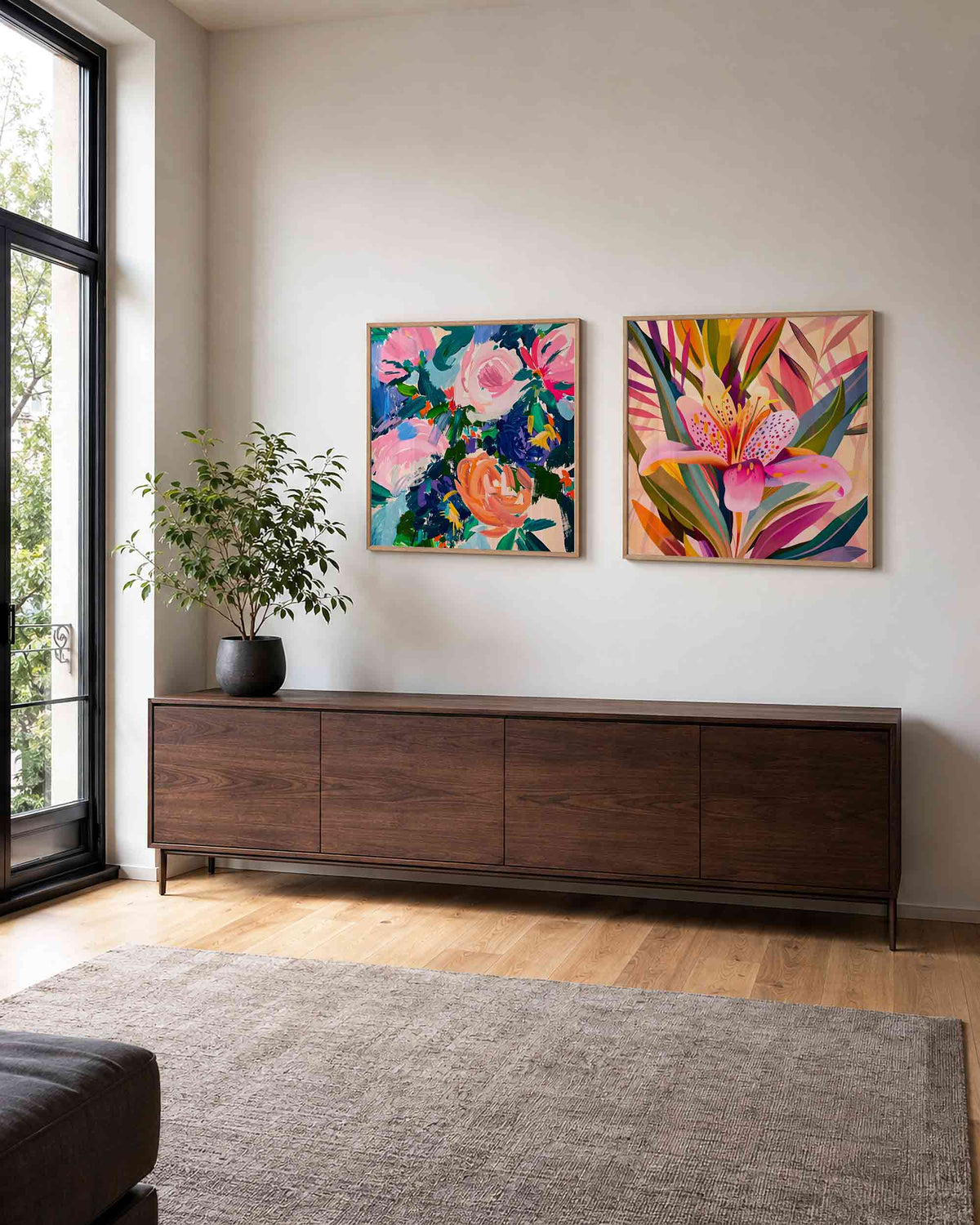 Interieurpresentatie van een tweedelige vierkante posterset met bloemen en lelie