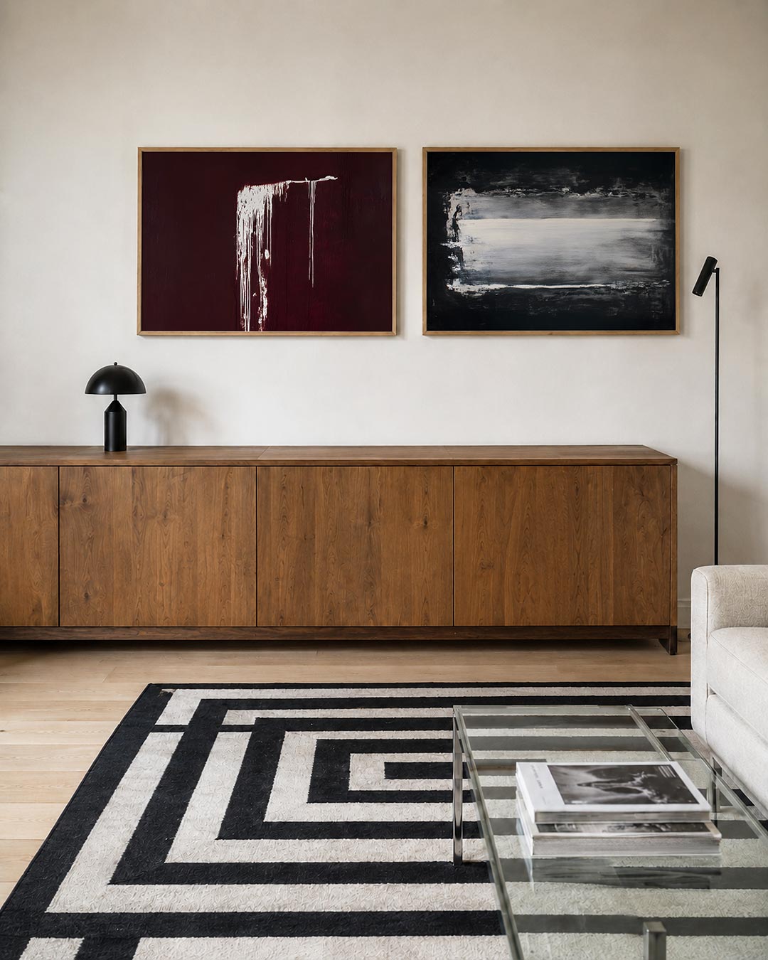 Tweedelige posterset met een diep bordeauxrode achtergrond met witte verfstrepen, getoond in een interieur