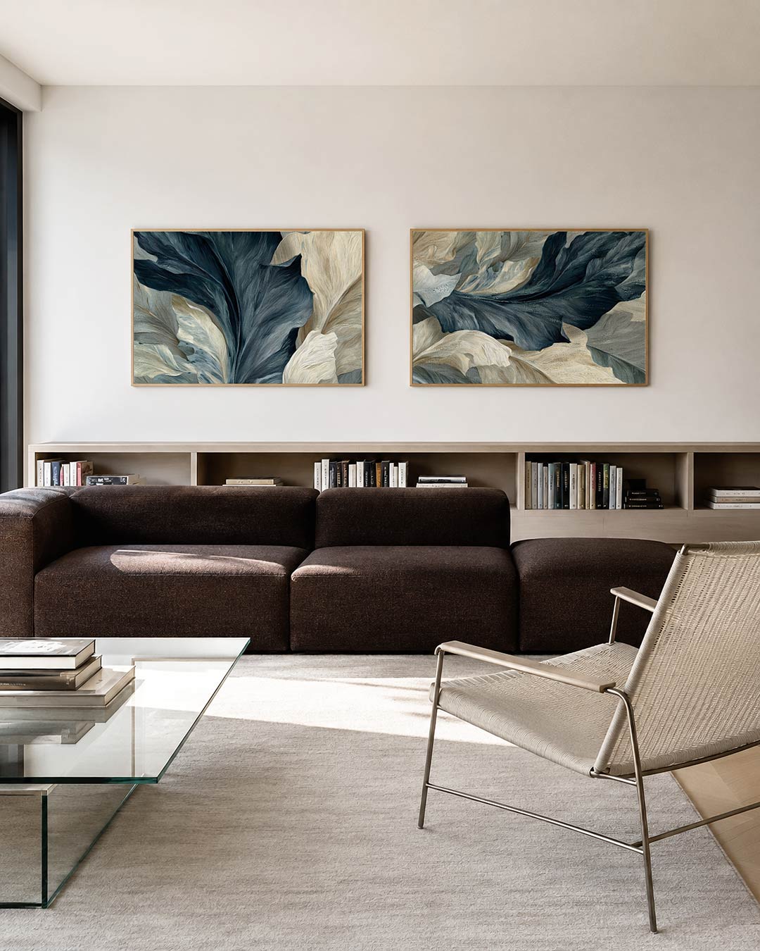 Twee liggende posters met vloeiende lijnen en zachte kleurvlakken in blauw en beige, aan de muur in een interieur