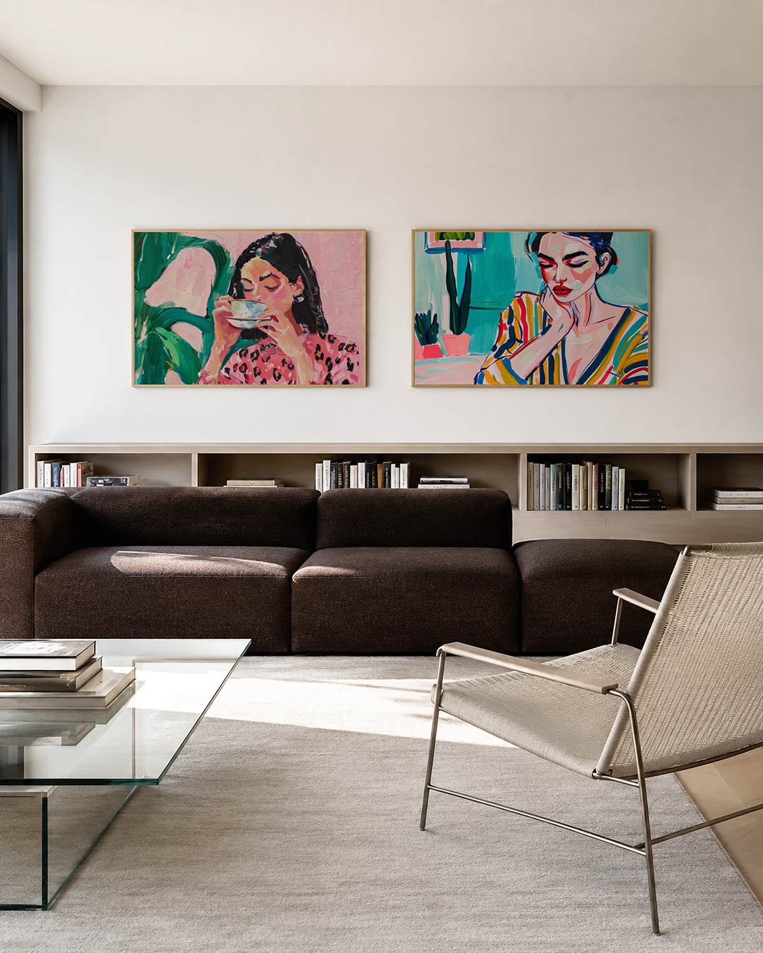 Twee liggende posters met een vrouw met een kopje, aan de muur in een interieur
