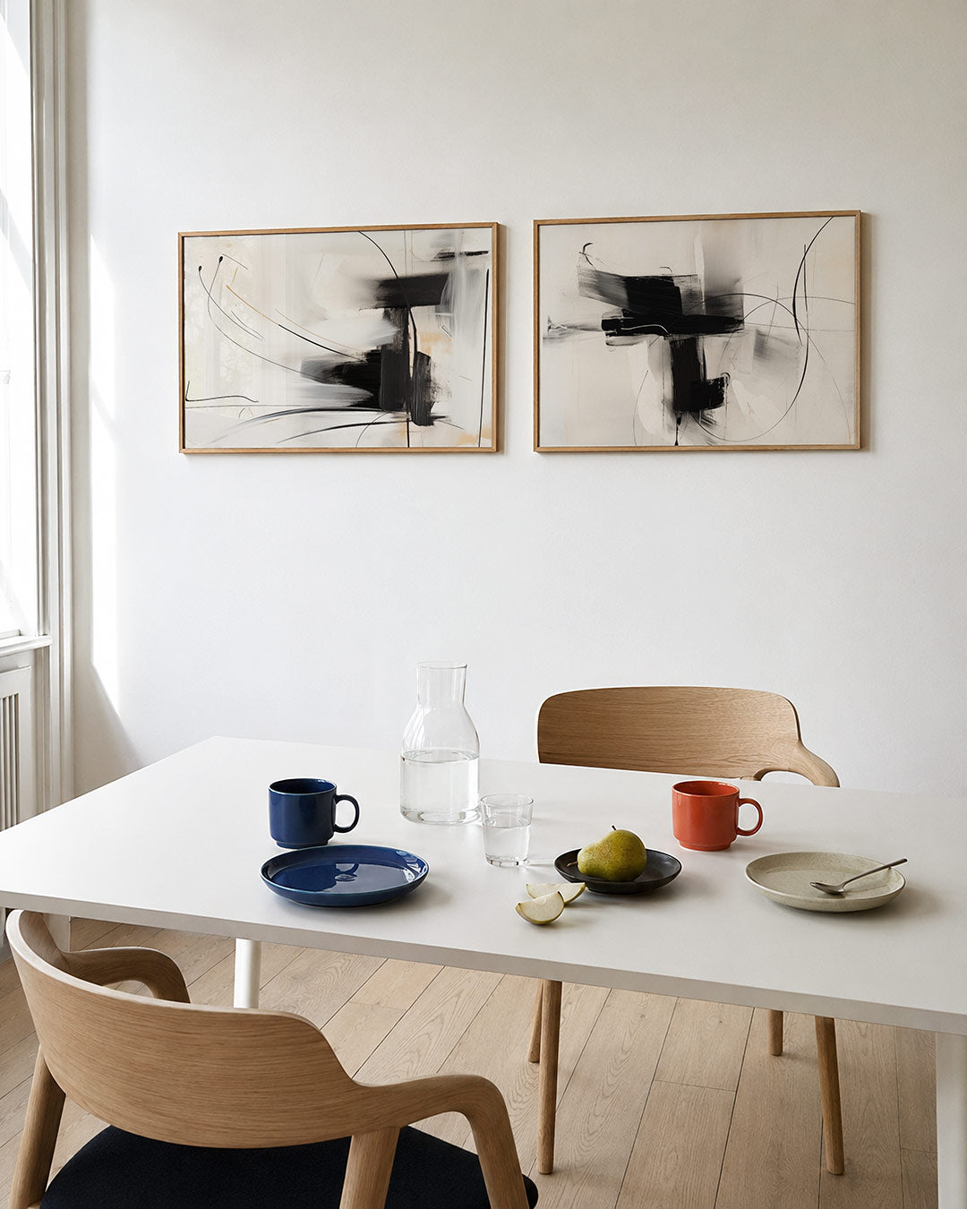 Tweedelige posterset met zwarte en beige lijnen op een witte achtergrond, getoond in een interieur