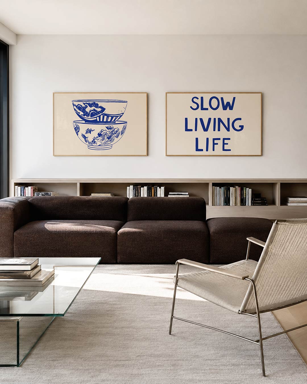 Tweedelige posterset met twee kommen vol blauwe patronen op een lichte achtergrond, getoond in een interieur