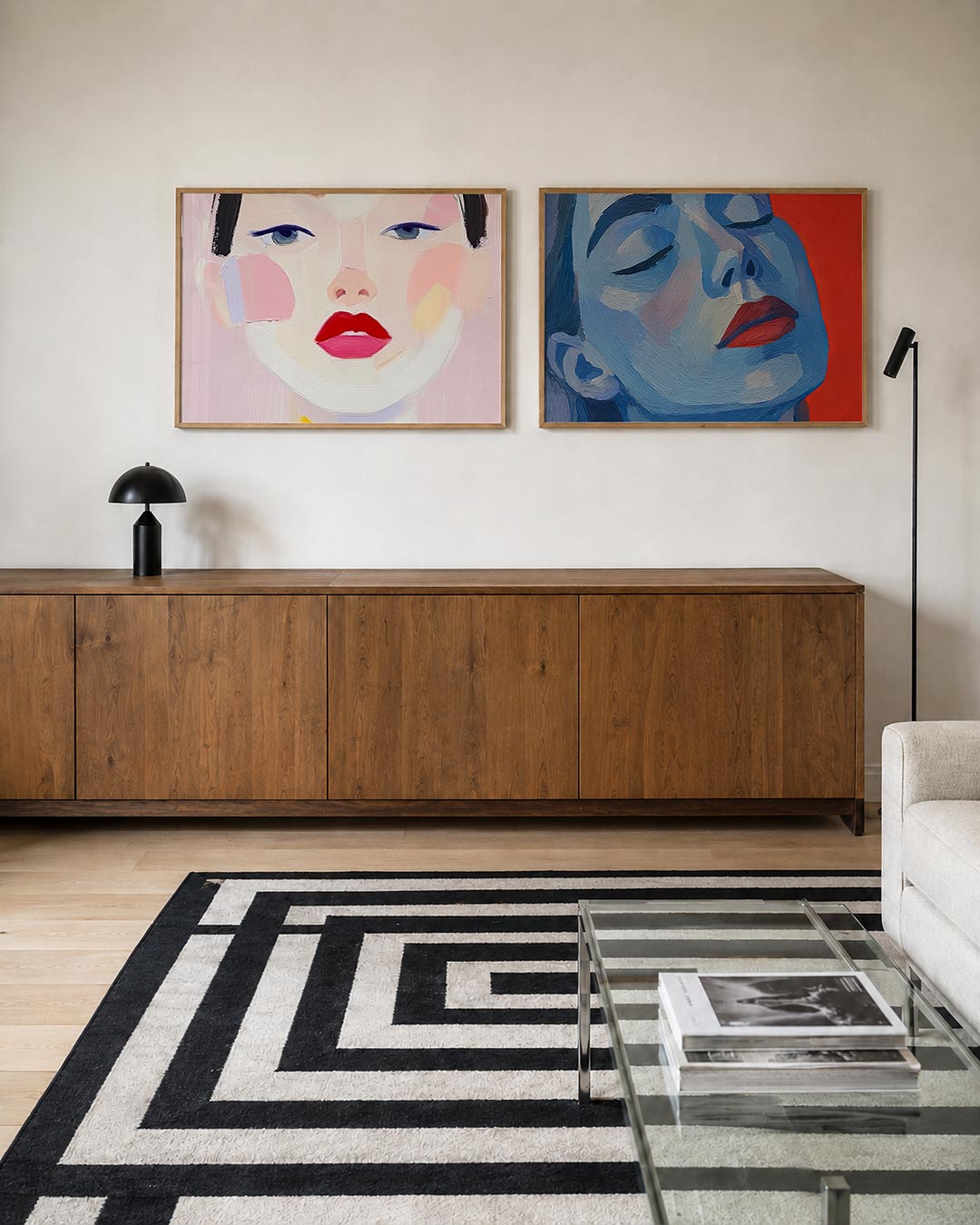 Tweedelige posterset met een gezicht met levendige kleurvlakken, getoond in een interieur