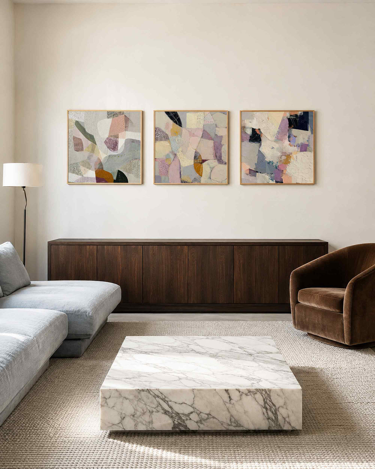 Interieurpresentatie van een driedelige vierkante posterset met abstracte vormen
