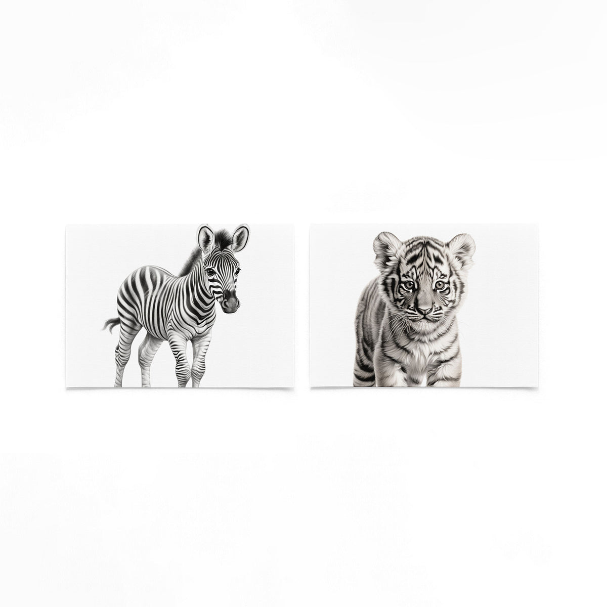 Twee liggende posters met een zebra met opvallende zwart-witte strepen op een gebroken witte achtergrond