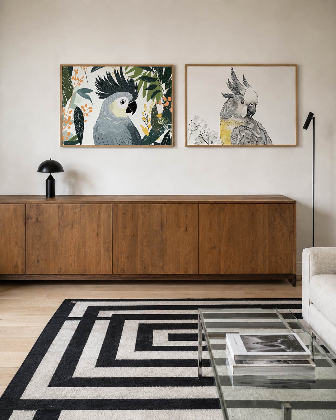 Tweedelige posterset met een speelse vogel met een opvallende kuif, getoond in een interieur
