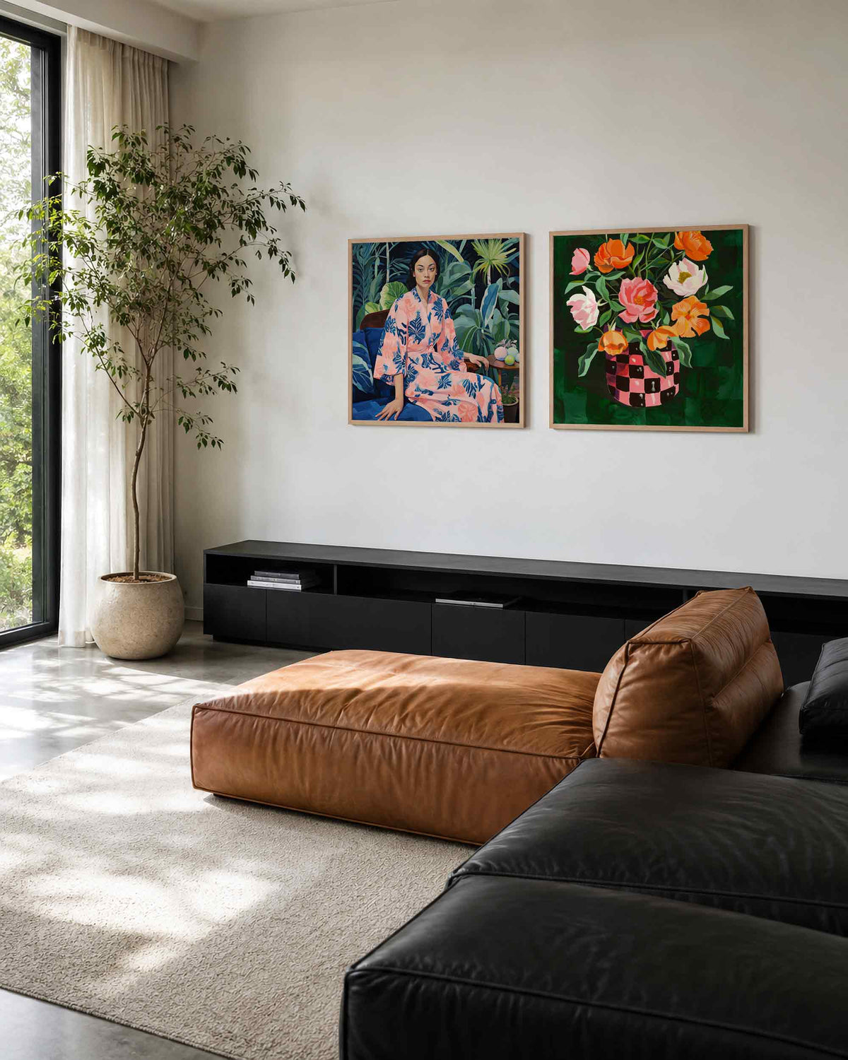 Interieurpresentatie van een tweedelige vierkante posterset met tropische vrouw en bloemen