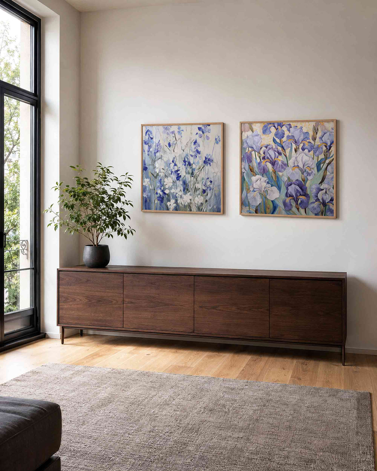 Interieurpresentatie van een tweedelige vierkante posterset met blauwe bloemen