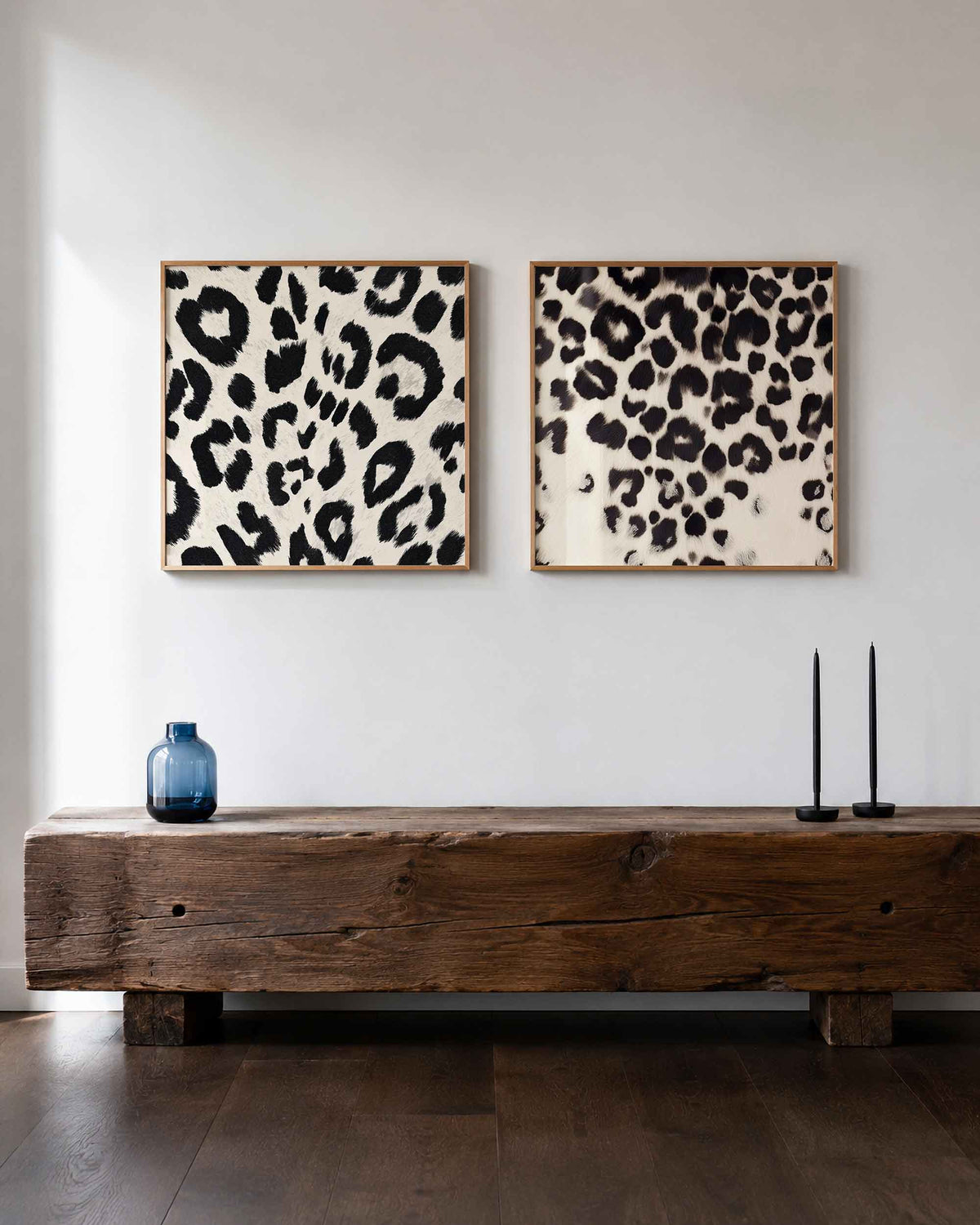 Interieurpresentatie van een tweedelige vierkante posterset met dierenprints in zwart en wit