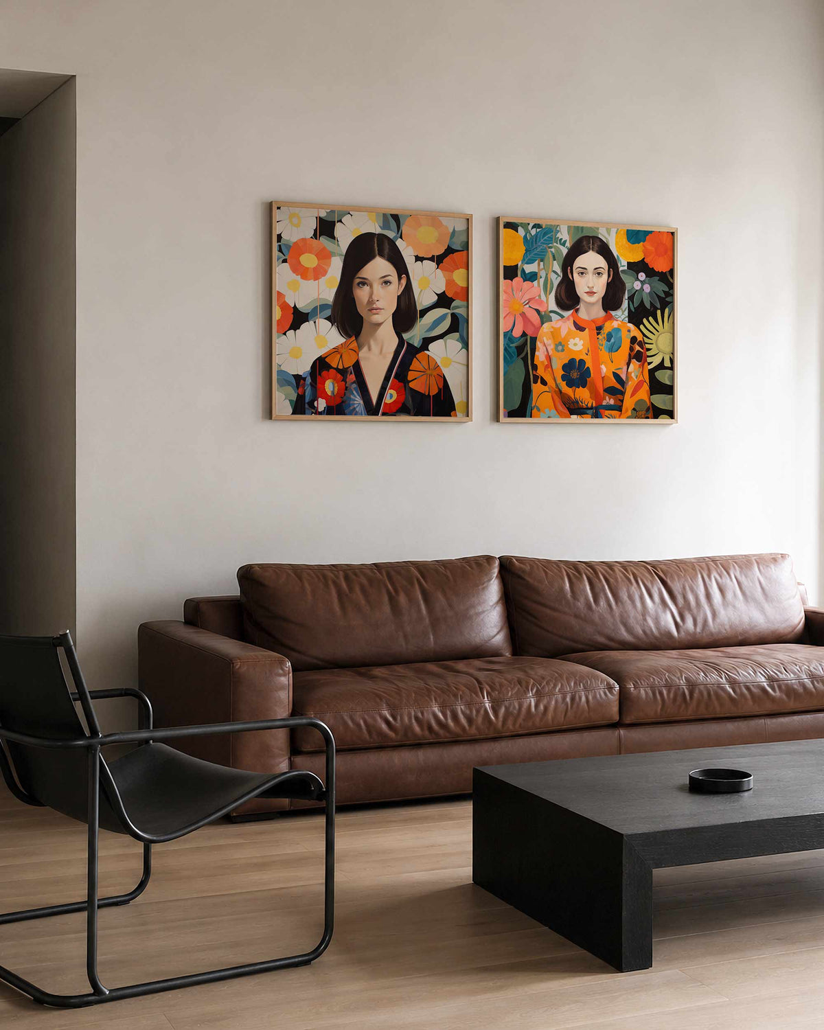 Interieurpresentatie van een tweedelige vierkante posterset met bloemenportretten