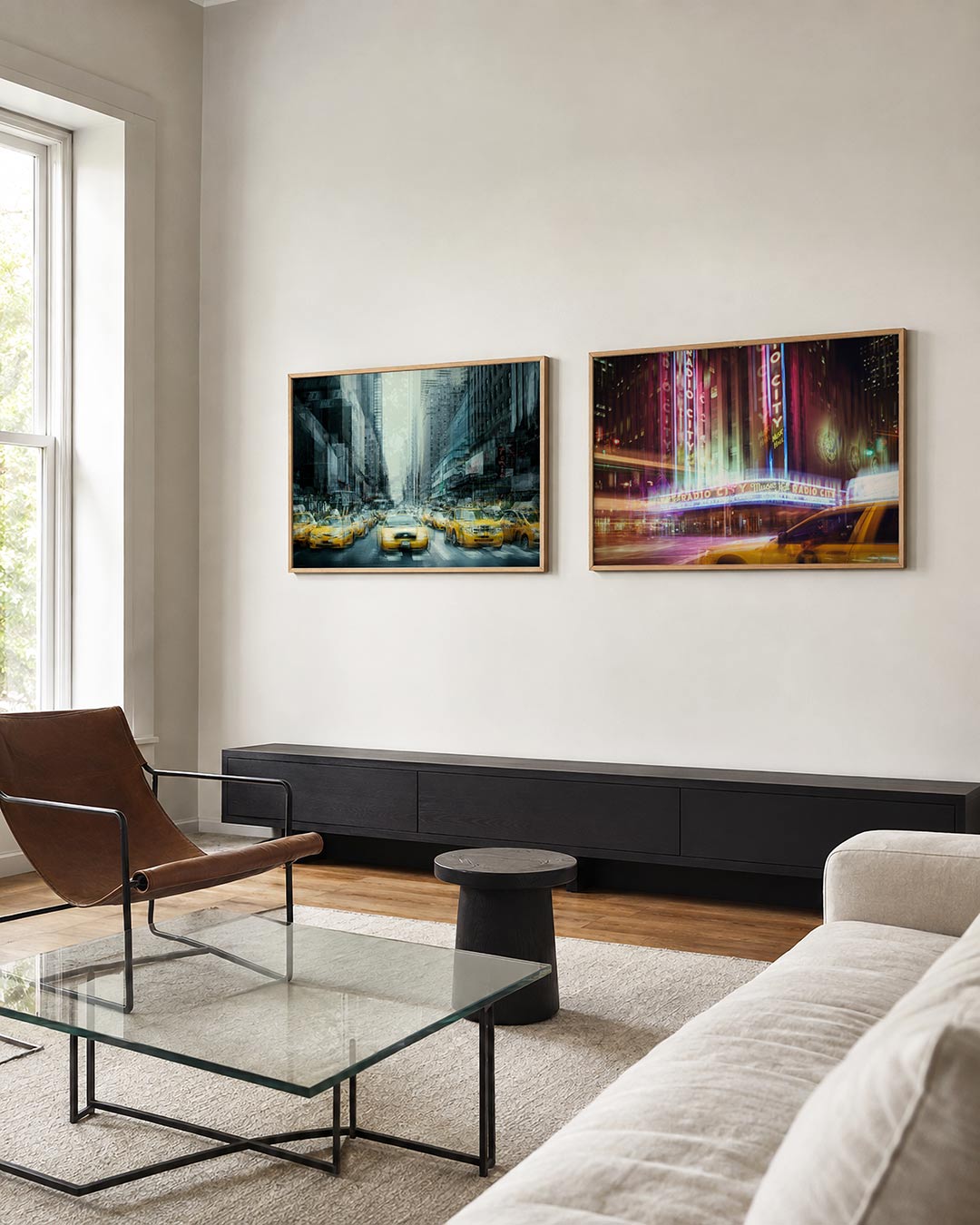 Interieur met liggend fotografisch tweeluik taxi’s in neonlicht – Gerald Emming