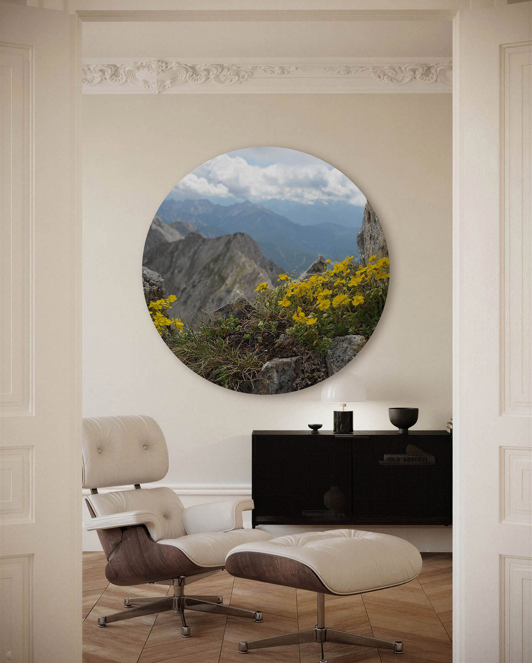 Berglandschap met gele bloemen Muurcirkel