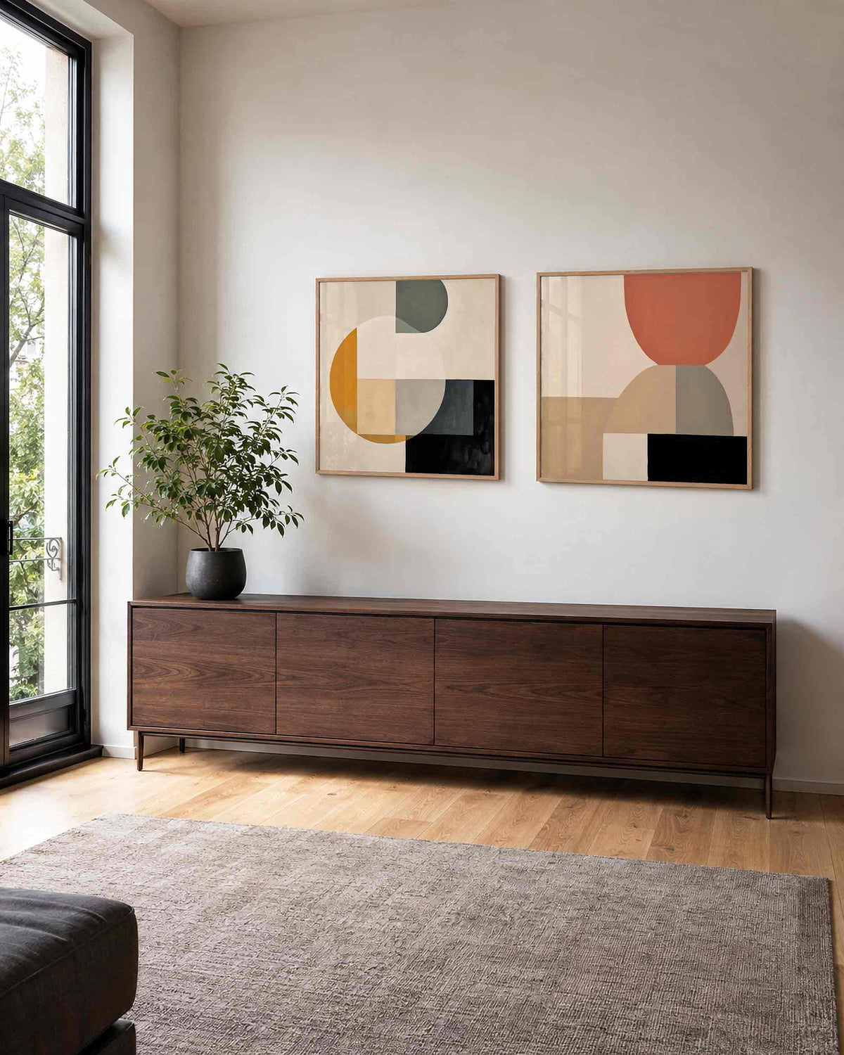 Interieurpresentatie van een tweedelige vierkante posterset met geometrische vormen