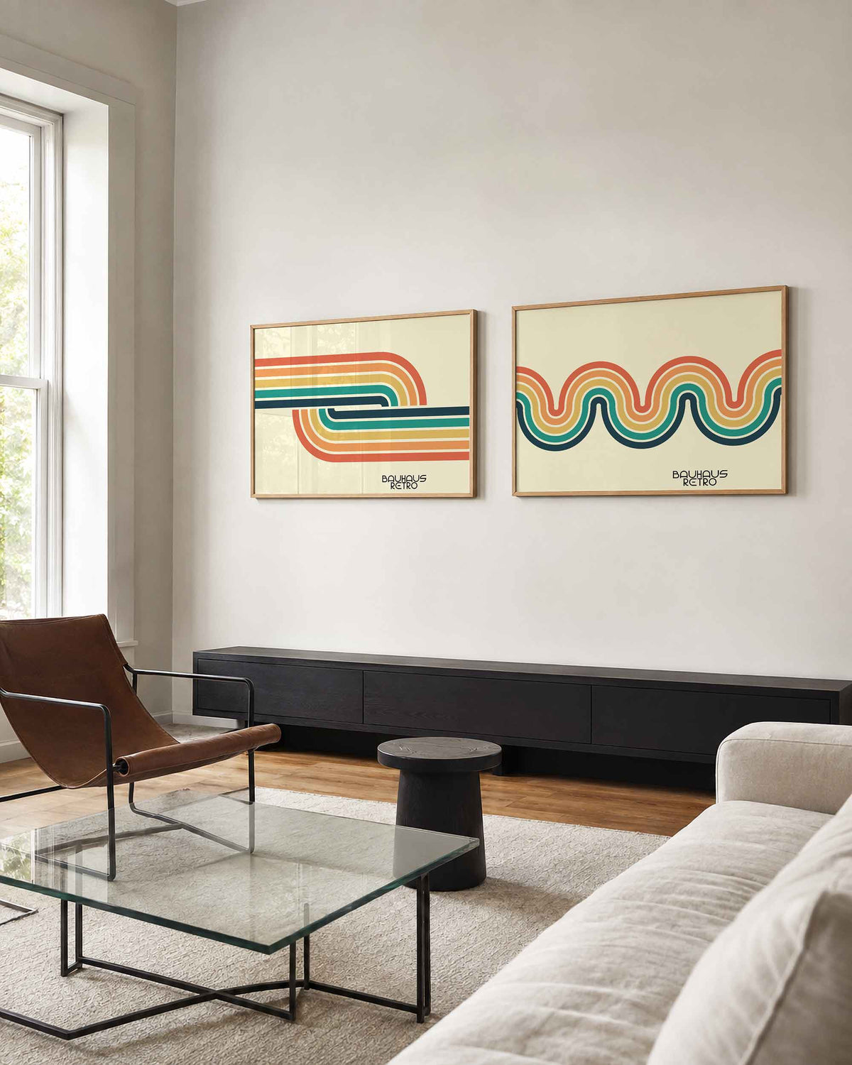 Interieurmockup van tweedelige landscape-posterset met koraalbogen en golvende banen
