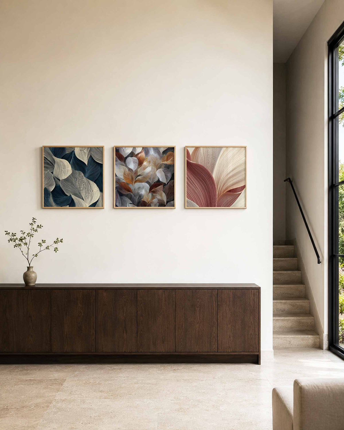 Interieurpresentatie van een driedelige vierkante posterset met abstracte bladstructuren