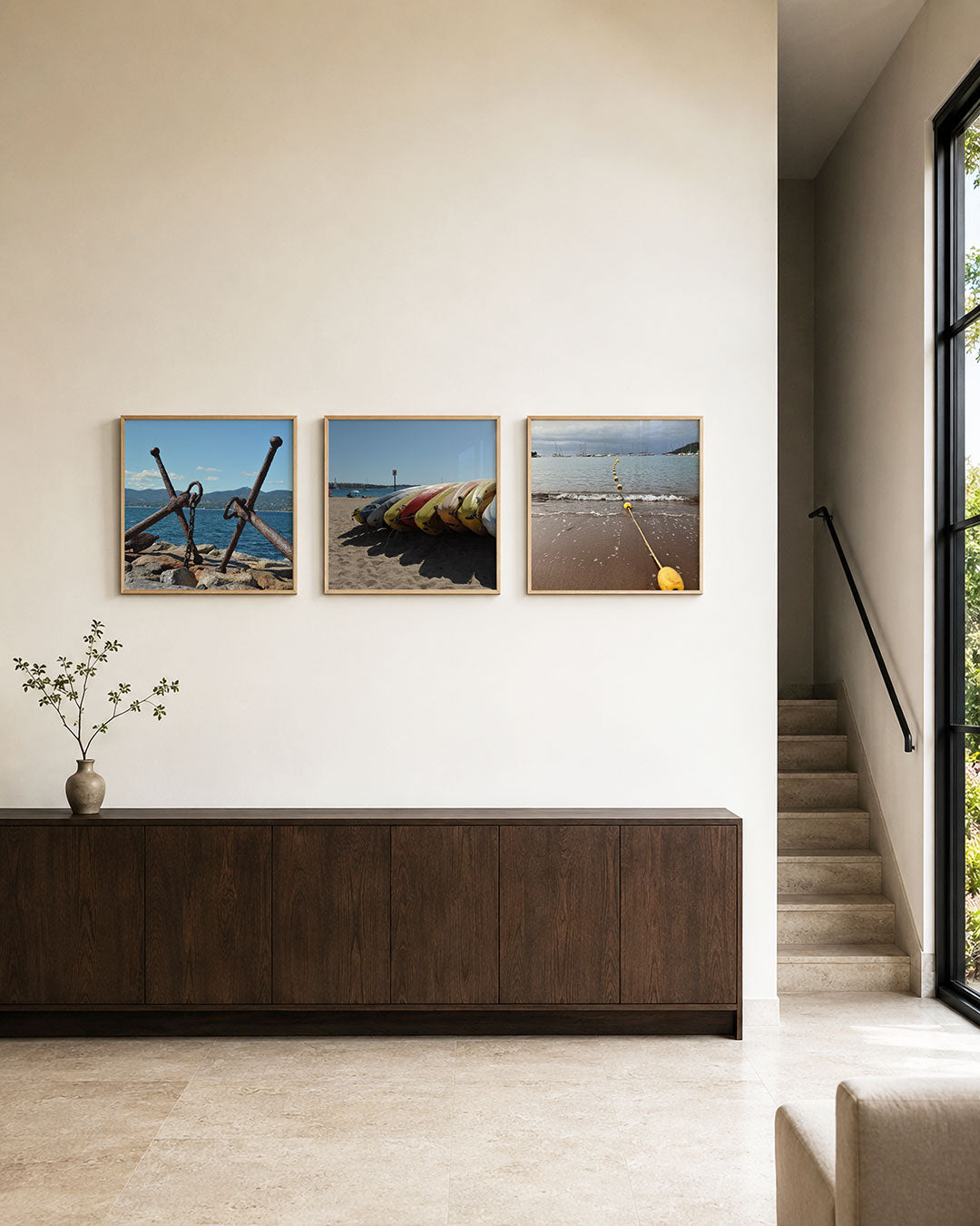 Interieur met vierkant fotografisch drieluik aan zee en aanmeer – Gerald Emming