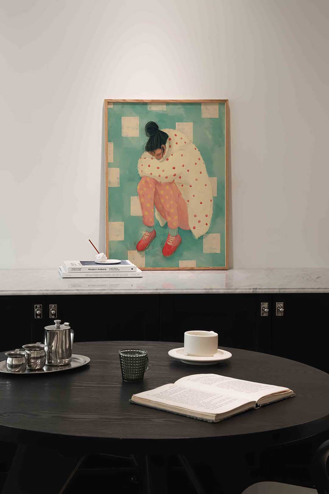 Vrouw in stippenjas Poster