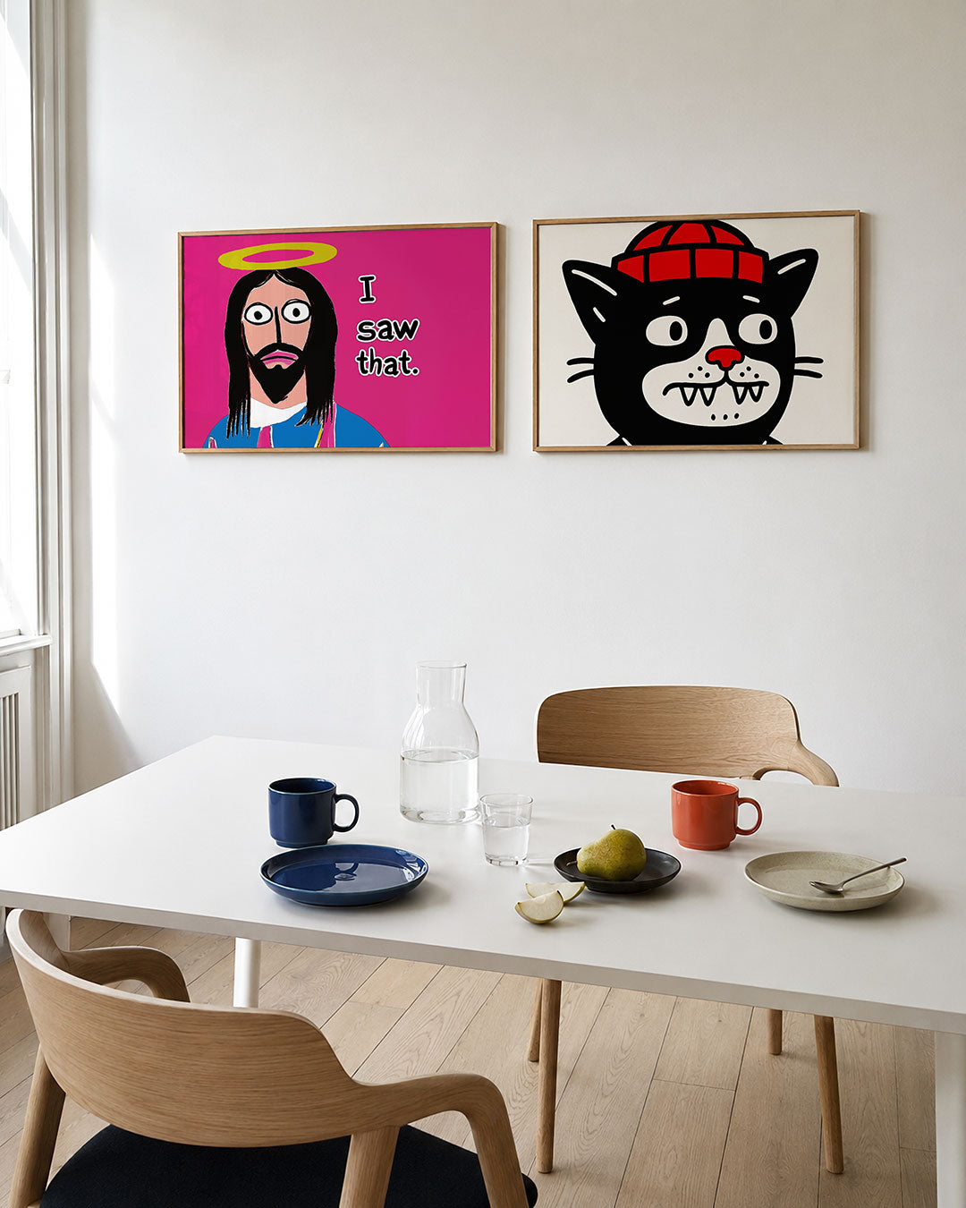 Interieurbeeld met twee liggende posters: een gestileerd gezicht op een roze achtergrond, met een gele halo