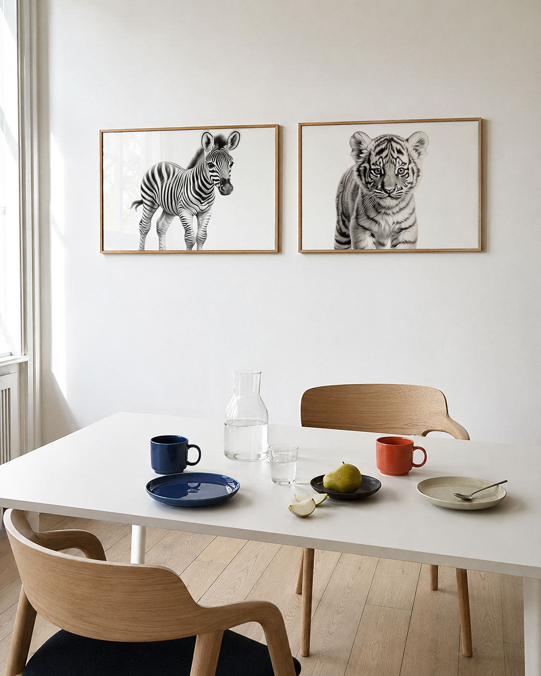 Twee liggende posters met een zebra met opvallende zwart-witte strepen, aan de muur in een interieur