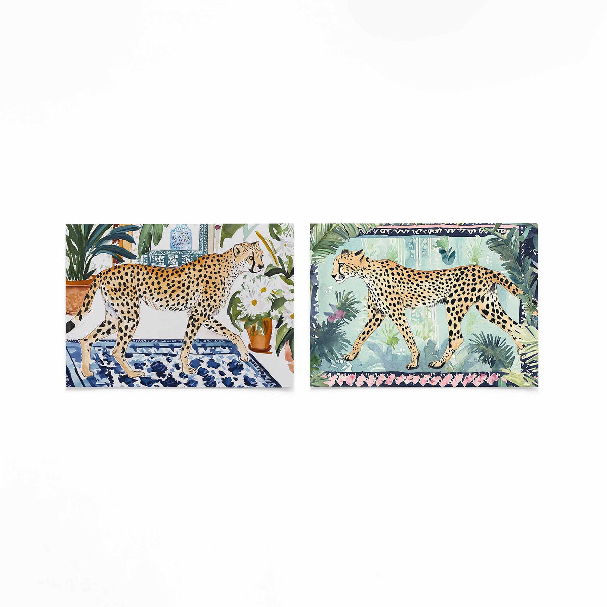 Twee liggende posters met een sierlijke cheetah loopt over een blauw-wit patroon op een gebroken witte achtergrond